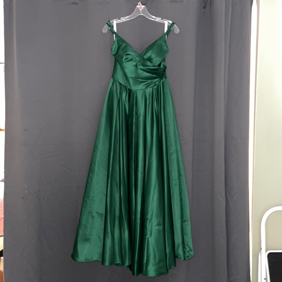 JJ’s House A-Line V-neck Floor-Length Satin Prom Dresses #234432 green size 4 - Picture 3 of 7